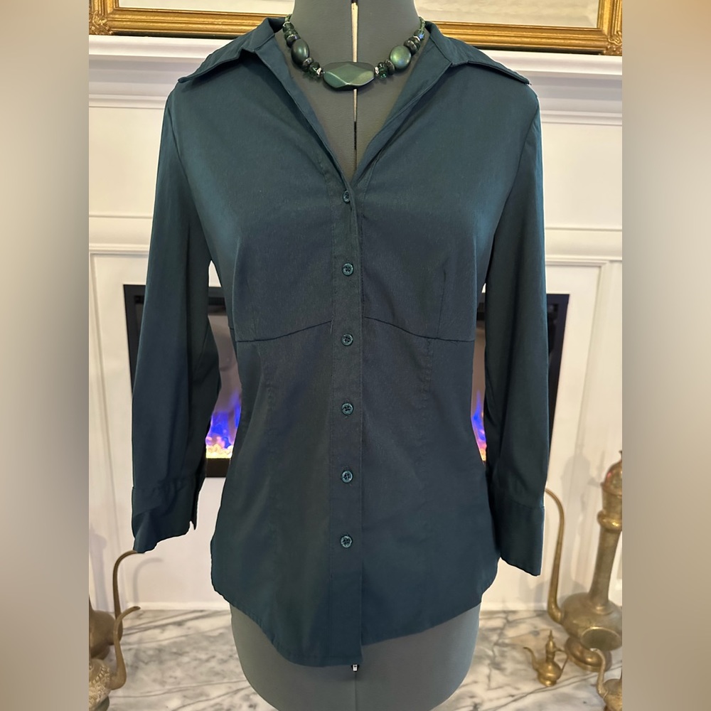 Apt 9 Stretchy Forest Green Buttoned Blouse (Size S) AND Green Beaded Necklace